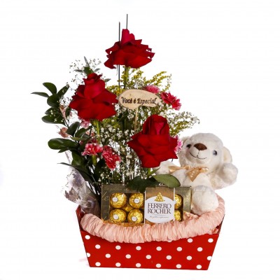 CESTINHA DE ROSAS COM URSO E CHOCOLATES 