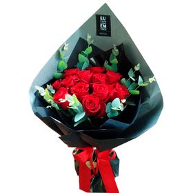 Buquê com 12 Rosas vermelhas em papel preto
