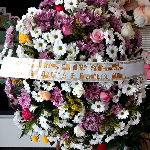 Coroa Fúnebre pequeno com rosas mistas e flores do campo