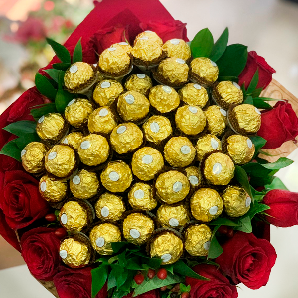 Buquê 15 Rosas Importadas + 48 Ferrero Roche.