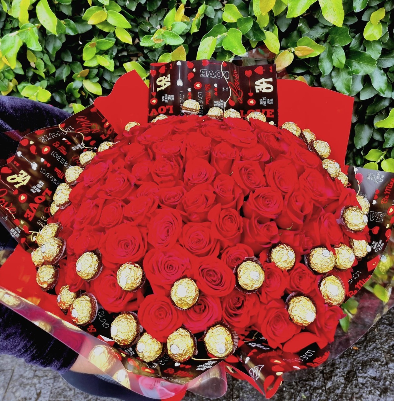 Buque com 100 Rosas Importadas + 48 Ferrero Roche.