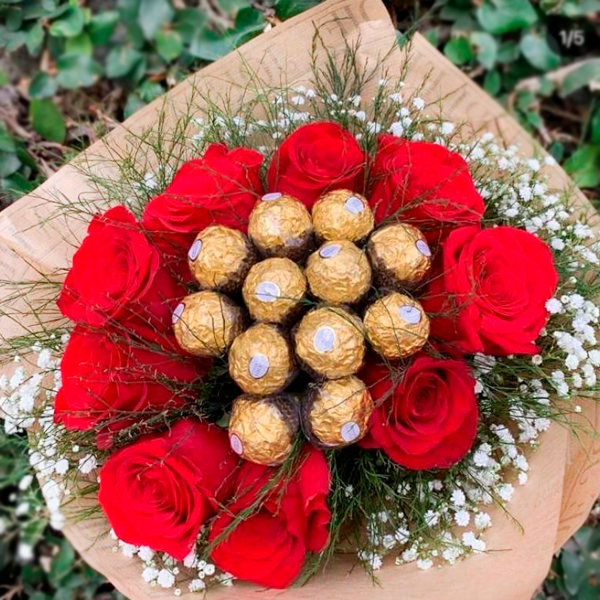 Buquê com 09 Rosas e 12 Ferreros Rocher.