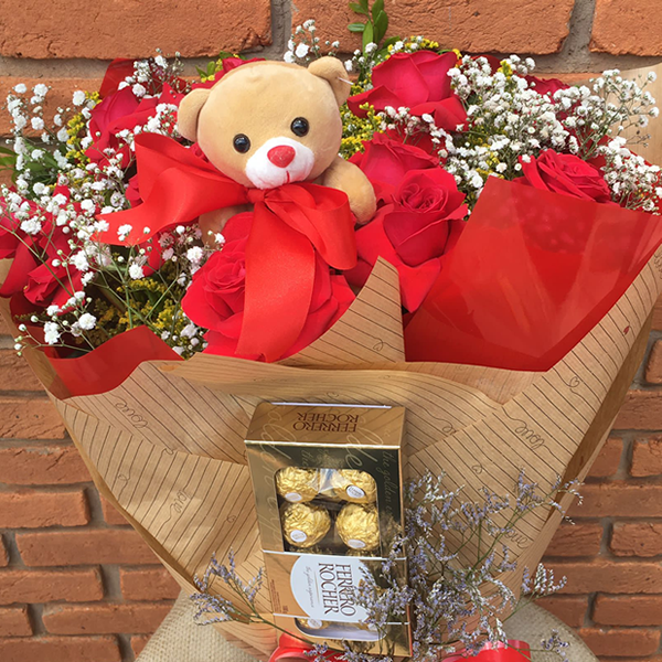 Buquê de 12 rosas vermelhas  Com chocolate e mine Ursinho