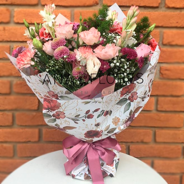 Buquê campestre com mini rosas, cravos, bocas de leão e astromelias