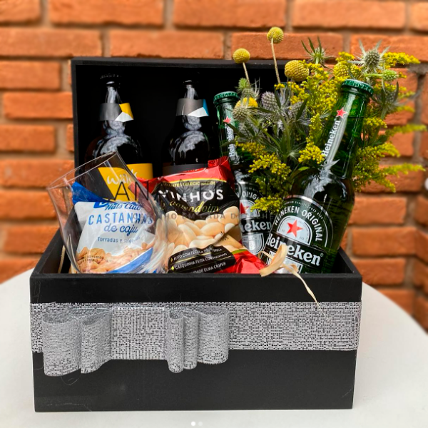 Box com flor, cervejas, castanhas e taça