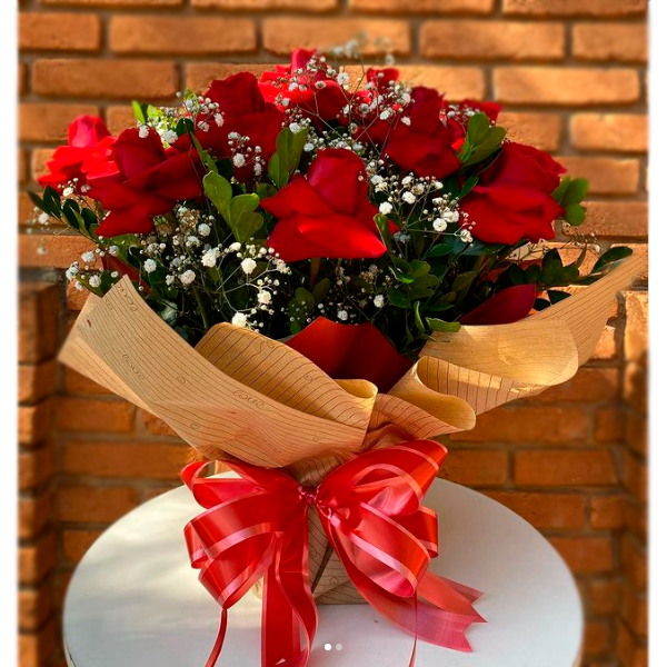 Buquê floral com rosas vermelhas