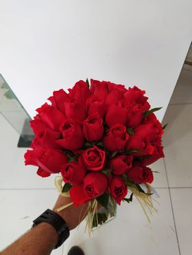 Arranjo com 36 rosas vermelhas na Base de Vidro