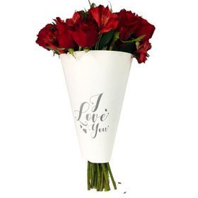 Cone I Love You com Rosas e flores da estação em tons vermelhos 