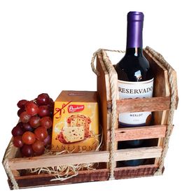 Caixa rustica com Vinho, panetone e uva