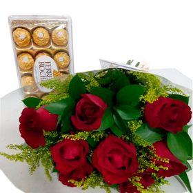 08 Rosas Vermelhas em papel celofane + Ferrero com 12