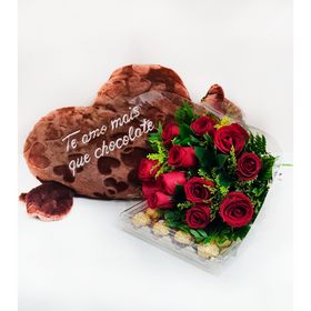 Coração  marrom  com flores e chocolate