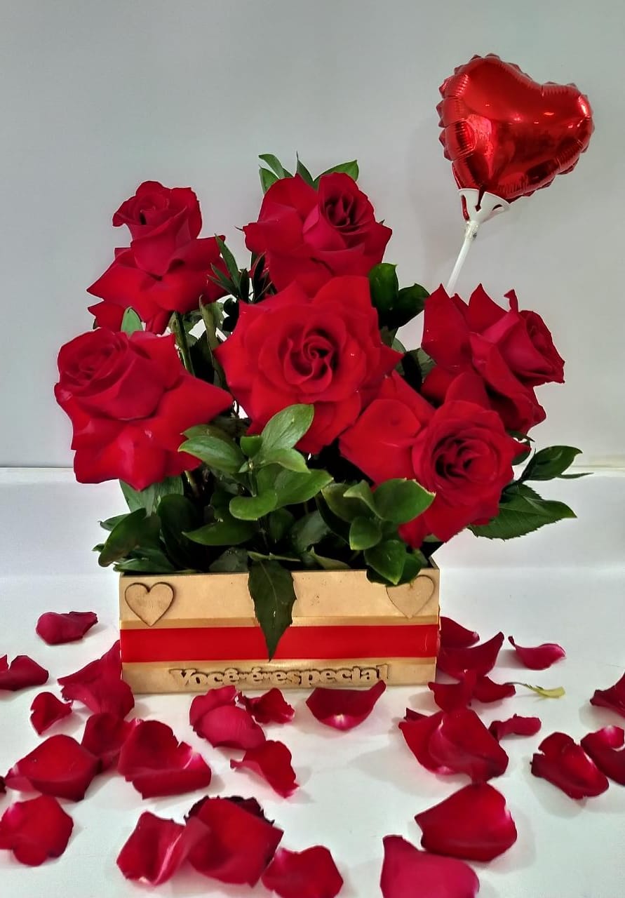 arranjo com 6 rosas um coração