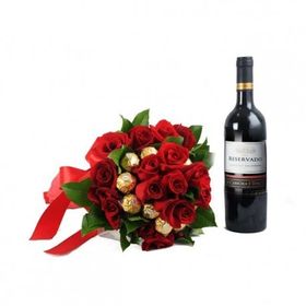 Buque 20 Rosas Vermelhas com 12 Ferrero Rocher entre as Flores e Vinho Reservado