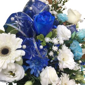 thumb-arranjo-de-flores-mistas-em-tons-de-azul-e-branco-1