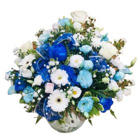 Arranjo de flores mistas em tons de azul e branco