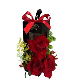 3 rosas vermelhas na caixa preta