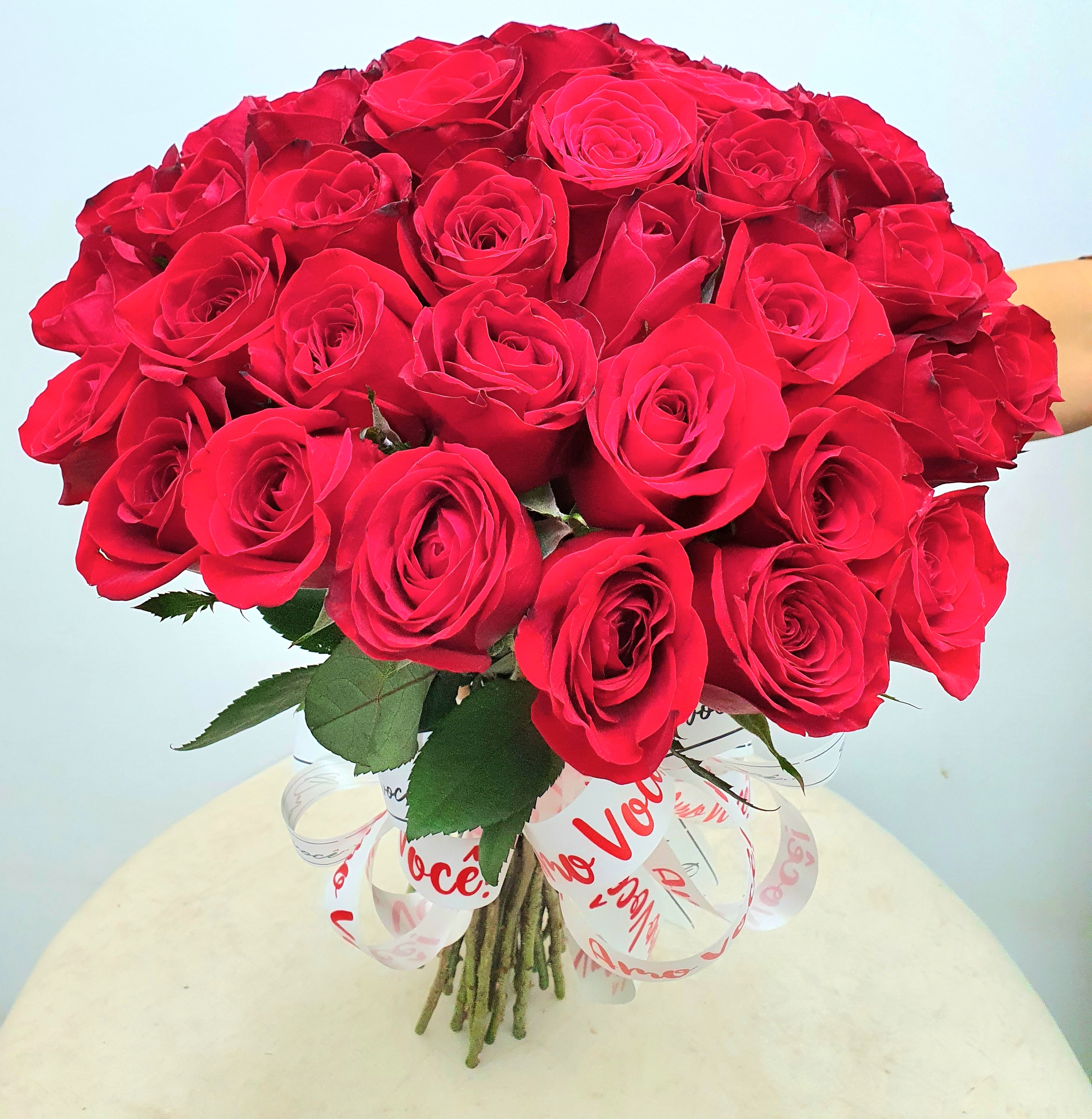 Buquê com 48 rosas sem complementos